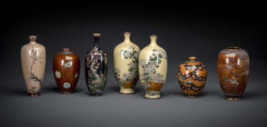 Gruppe von sieben Cloisonné-Vasen, teils mit Aventurin-Dekor, draunter ein Paar