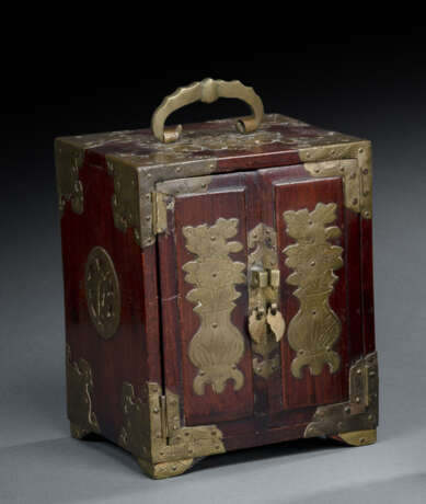 Kleine Kabinettkästchen aus Holz mit drei Schüben und Zierbeschlägen aus Messing - фото 1