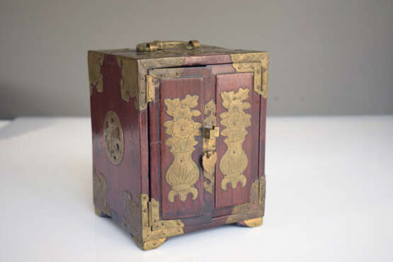 Kleine Kabinettkästchen aus Holz mit drei Schüben und Zierbeschlägen aus Messing - фото 2