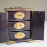 Kleine Kabinettkästchen aus Holz mit drei Schüben und Zierbeschlägen aus Messing - photo 3