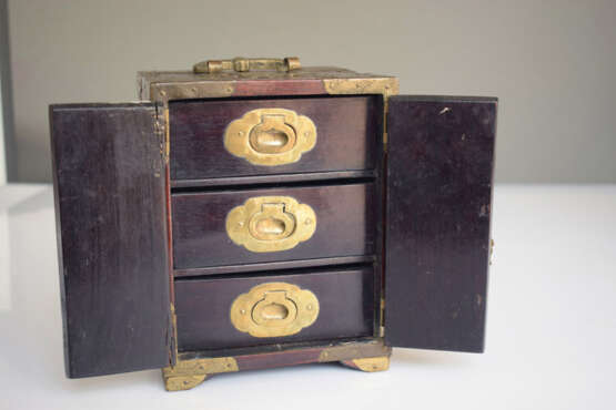 Kleine Kabinettkästchen aus Holz mit drei Schüben und Zierbeschlägen aus Messing - photo 3
