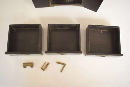 Kleine Kabinettkästchen aus Holz mit drei Schüben und Zierbeschlägen aus Messing - Foto 4