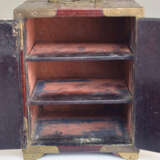 Kleine Kabinettkästchen aus Holz mit drei Schüben und Zierbeschlägen aus Messing - Foto 5