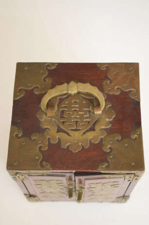 Kleine Kabinettkästchen aus Holz mit drei Schüben und Zierbeschlägen aus Messing - Foto 6