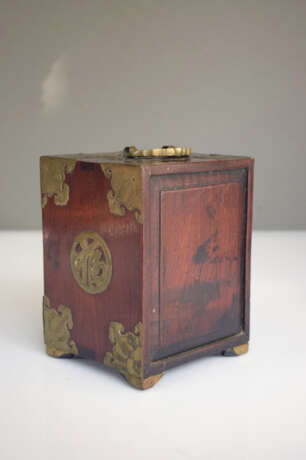 Kleine Kabinettkästchen aus Holz mit drei Schüben und Zierbeschlägen aus Messing - фото 7