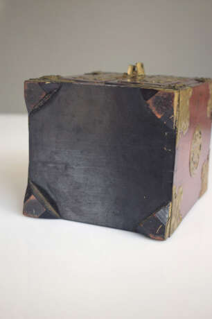 Kleine Kabinettkästchen aus Holz mit drei Schüben und Zierbeschlägen aus Messing - photo 8