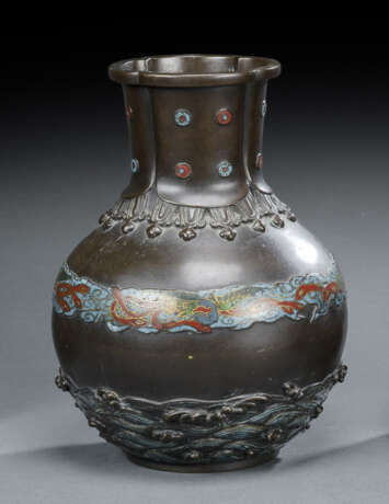Vase aus Bronze mit reliefiertem Dekor von Gischt und Wellen und einer Bordüre mit Hoo-Vögeln teils in Champlêve-Technik - фото 1