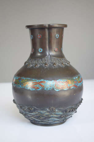 Vase aus Bronze mit reliefiertem Dekor von Gischt und Wellen und einer Bordüre mit Hoo-Vögeln teils in Champlêve-Technik - фото 2