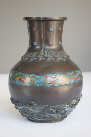 Vase aus Bronze mit reliefiertem Dekor von Gischt und Wellen und einer Bordüre mit Hoo-Vögeln teils in Champlêve-Technik - фото 3