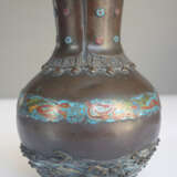 Vase aus Bronze mit reliefiertem Dekor von Gischt und Wellen und einer Bordüre mit Hoo-Vögeln teils in Champlêve-Technik - photo 3