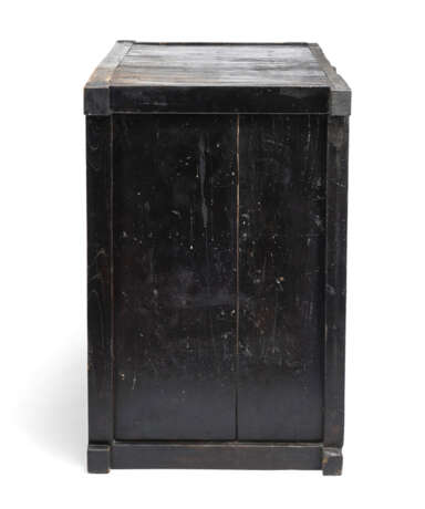 Untersatz eines Tansu aus Holz mit zwei Schiebetüren und drei Schubladen mit Handhaben aus Metall - фото 3