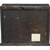 Untersatz eines Tansu aus Holz mit zwei Schiebetüren und drei Schubladen mit Handhaben aus Metall - Foto 4