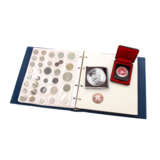 Konvolut Münzen und Medaillen, mit SILBER - dabei BRD mit 27 x 5 DM und 2 x 10 DM. - Foto 1