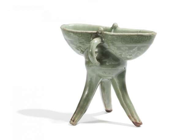 Ungewöhnlicher, dreibeiniger jue-Becher aus Seladon-Keramik - photo 1
