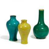 Drei Vasen mit monochromer Glasur - фото 1