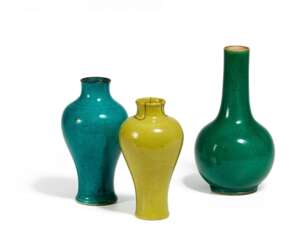Drei Vasen mit monochromer Glasur