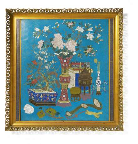 Seltenes grosses gerahmtes Cloisonné-Paneel mit den Hundert Antiquitäten - Foto 1
