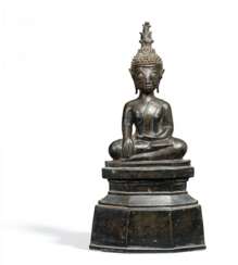Buddha auf hohem Thron