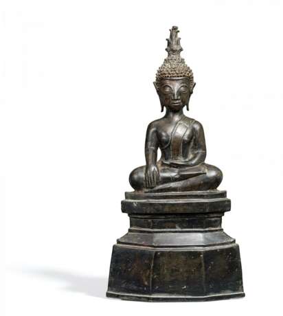 Buddha auf hohem Thron - фото 1