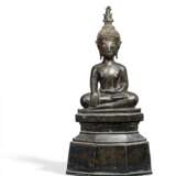 Buddha auf hohem Thron - Foto 1
