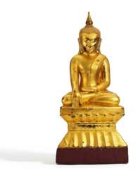 Buddha in maravijaya auf hohem Thron