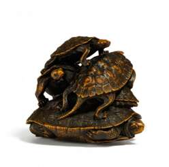 Okimono: Übereinander kletternde Schildkröten