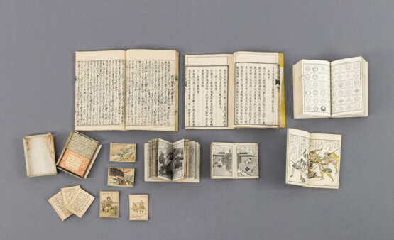 Sechs Holzschnittbücher und ein Kartenspiel zur Geschichte Japans - Foto 2