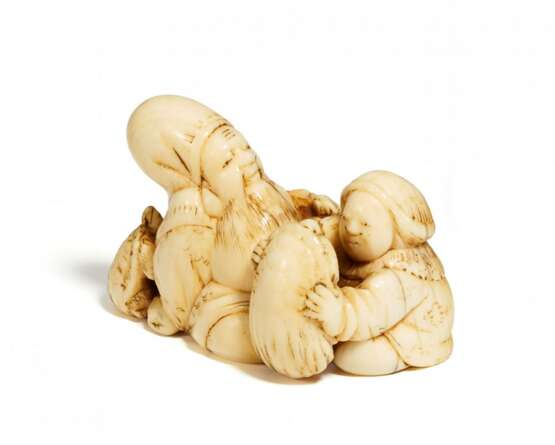 Netsuke: Fukurokuju mit Knabe und Minogame - photo 1