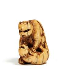 Netsuke: Tiger mit Jungem