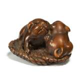 Netsuke: Zwei Welpen auf Strohsandale - photo 1