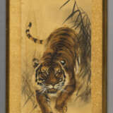 Malerei mit Darstellung eines Tigers durch Bambus schleichend. Tusche und Farbe auf Seide - фото 3