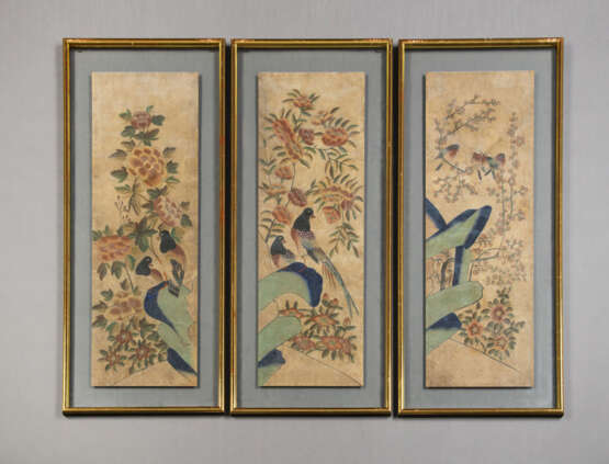 Drei Malereien mit Blumen- und Vogeldekor - photo 1