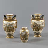 Drei Satsuma-Vasen mit figuralem Dekor - photo 1