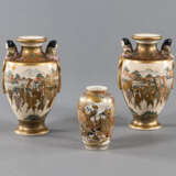 Drei Satsuma-Vasen mit figuralem Dekor - Foto 2