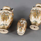 Drei Satsuma-Vasen mit figuralem Dekor - Foto 4