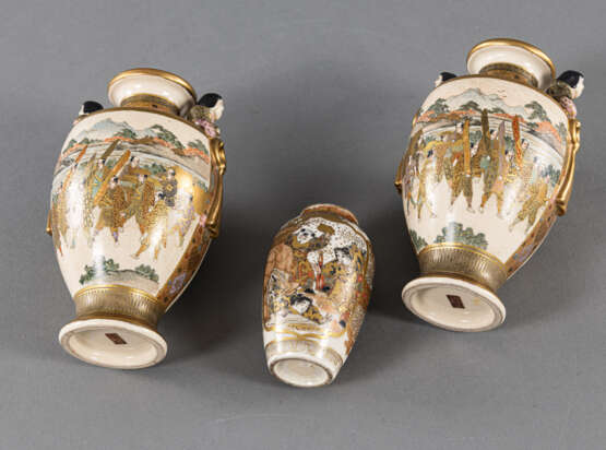 Drei Satsuma-Vasen mit figuralem Dekor - Foto 4