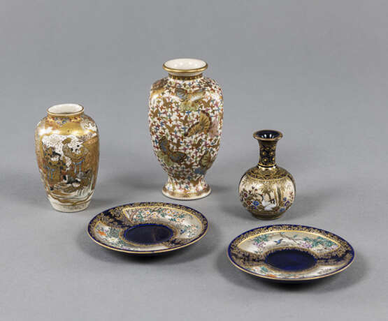 Drei Satsuma-Vasen und ein Paar Untersetzer - фото 1