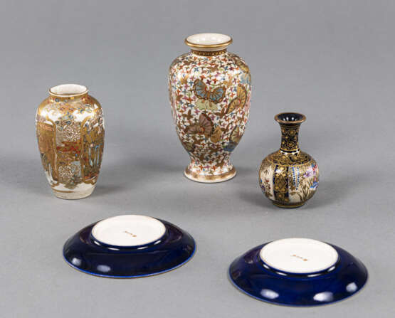 Drei Satsuma-Vasen und ein Paar Untersetzer - Foto 2