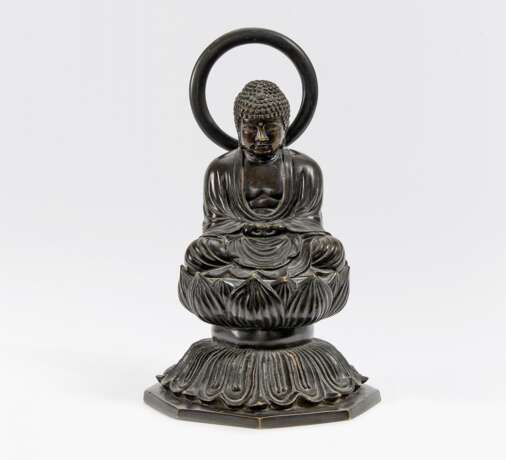 Buddha in Meditation auf hohem Lotos-Sockel - Foto 1