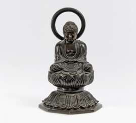 Buddha in Meditation auf hohem Lotos-Sockel