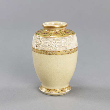 Satsuma-Vase mit Reliefdekor und Blüten in Emailfarben - photo 1