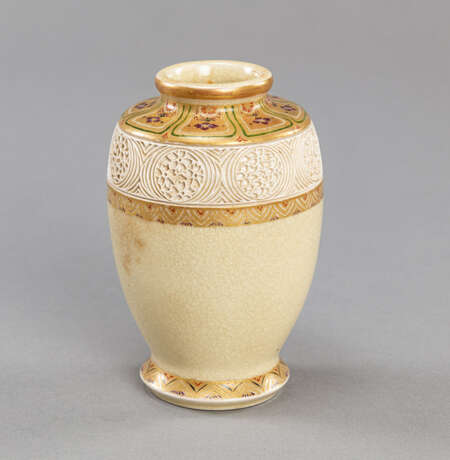 Satsuma-Vase mit Reliefdekor und Blüten in Emailfarben - Foto 2
