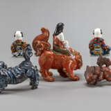 Gruppe von fünf Porzellan-/Keramikteilen: Monju Bosatsu auf Löwe, Paar Knaben und zwei Löwen - photo 2