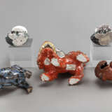 Gruppe von fünf Porzellan-/Keramikteilen: Monju Bosatsu auf Löwe, Paar Knaben und zwei Löwen - фото 3