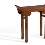 Kleiner Altartisch mit grossen eingerollten Voluten - фото 1