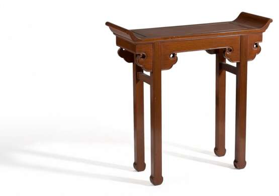 Kleiner Altartisch mit grossen eingerollten Voluten - фото 1