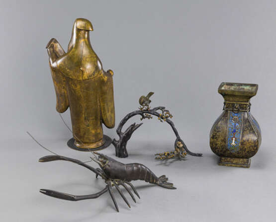 Figur des Jurôjin, Languste, zweig mit Vogel und Vierkantvase aus Bronze und Metall - photo 2