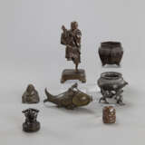 Gruppe von sieben Bronzen, u.a. Gefäße, Figuren - Foto 1