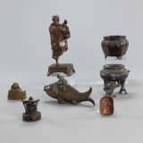 Gruppe von sieben Bronzen, u.a. Gefäße, Figuren - фото 3