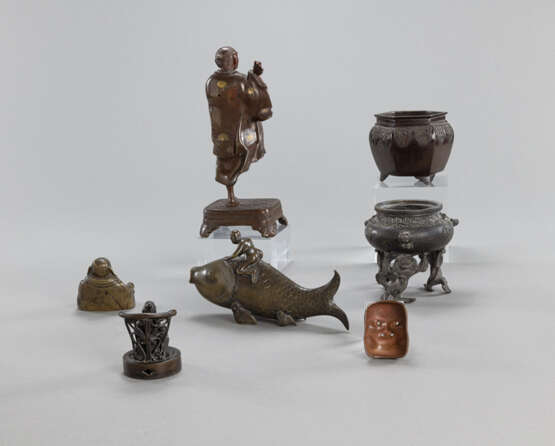 Gruppe von sieben Bronzen, u.a. Gefäße, Figuren - Foto 3